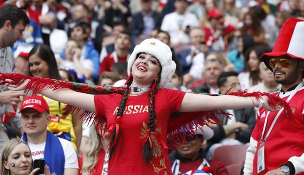La gioia di una tifosa russa sugli spalti: è grande festa al Luzhniki. AP